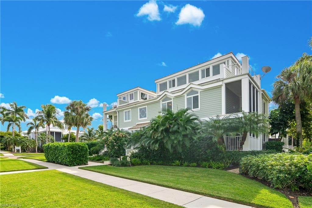 180 6th Ave S 3, Naples, FL 34102-1