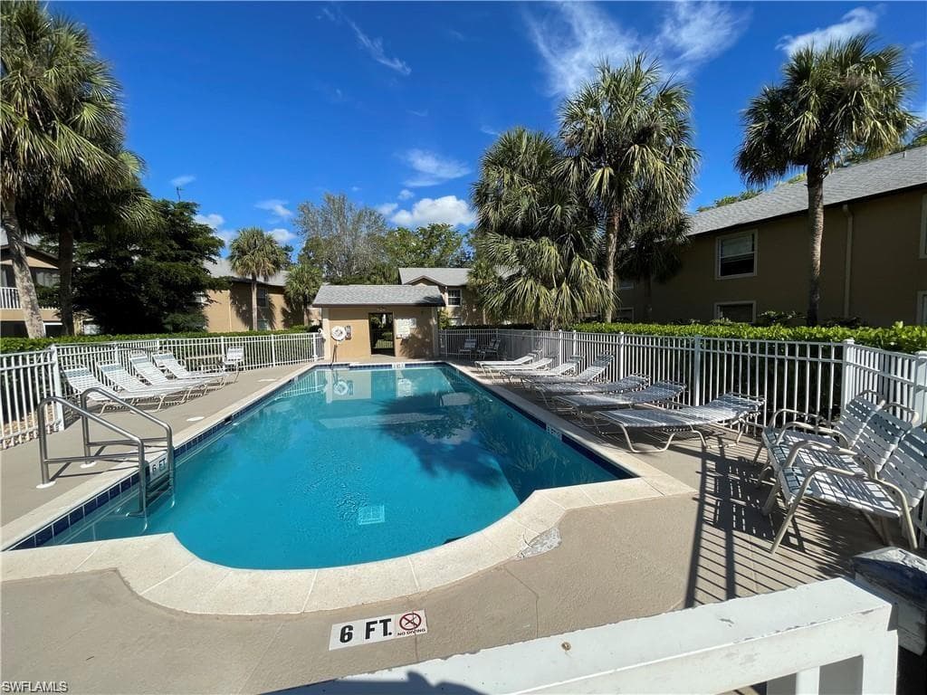 9621 Crescent Garden Dr G-101, Naples, FL 34109-28