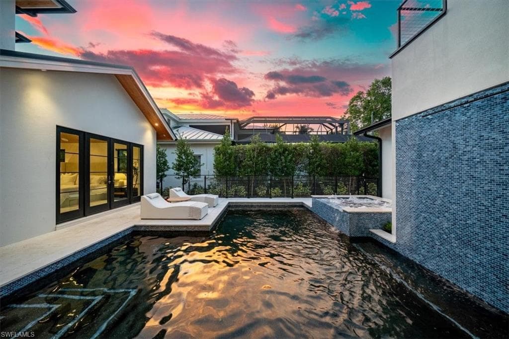 349 2nd Ave N, Naples, FL 34102-23