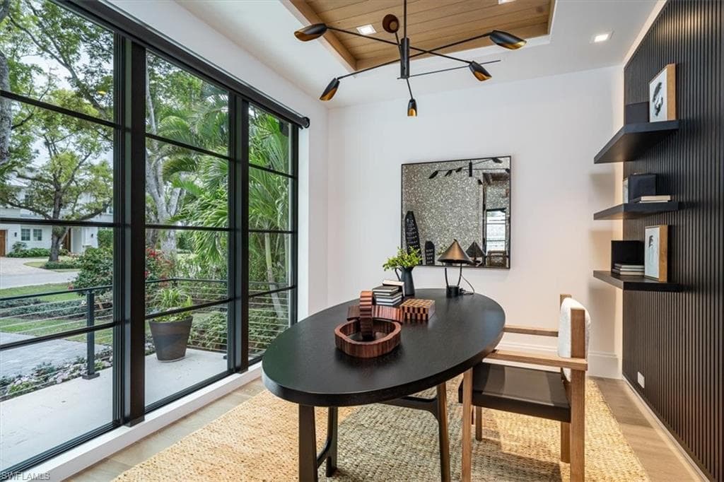 349 2nd Ave N, Naples, FL 34102-25