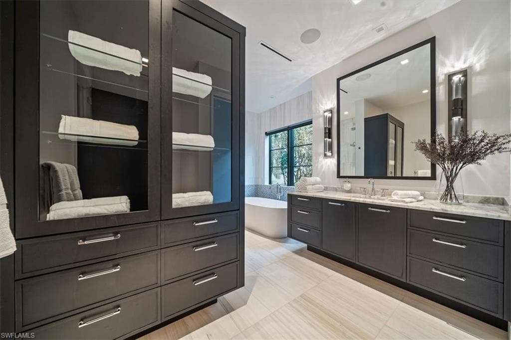 349 2nd Ave N, Naples, FL 34102-27