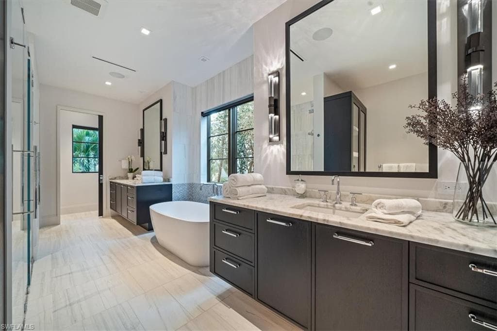 349 2nd Ave N, Naples, FL 34102-28