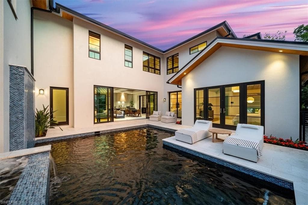 349 2nd Ave N, Naples, FL 34102-3
