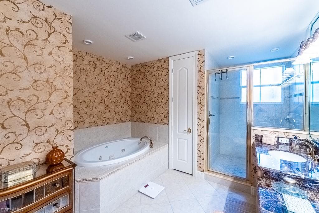 545 Avellino Isles Cir 102, Naples, FL 34119-18