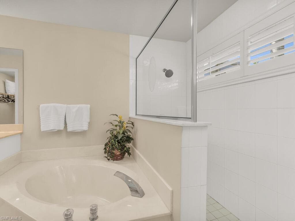 1021 Briarwood Blvd, Naples, FL 34104-16