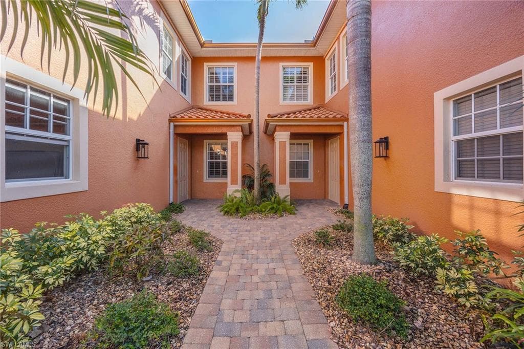 6438 Legacy Cir 301, Naples, FL 34113-6