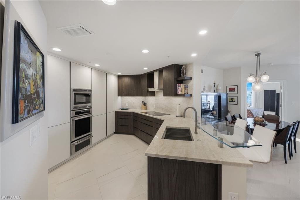 60 Seagate Dr 1702, Naples, FL 34103-9