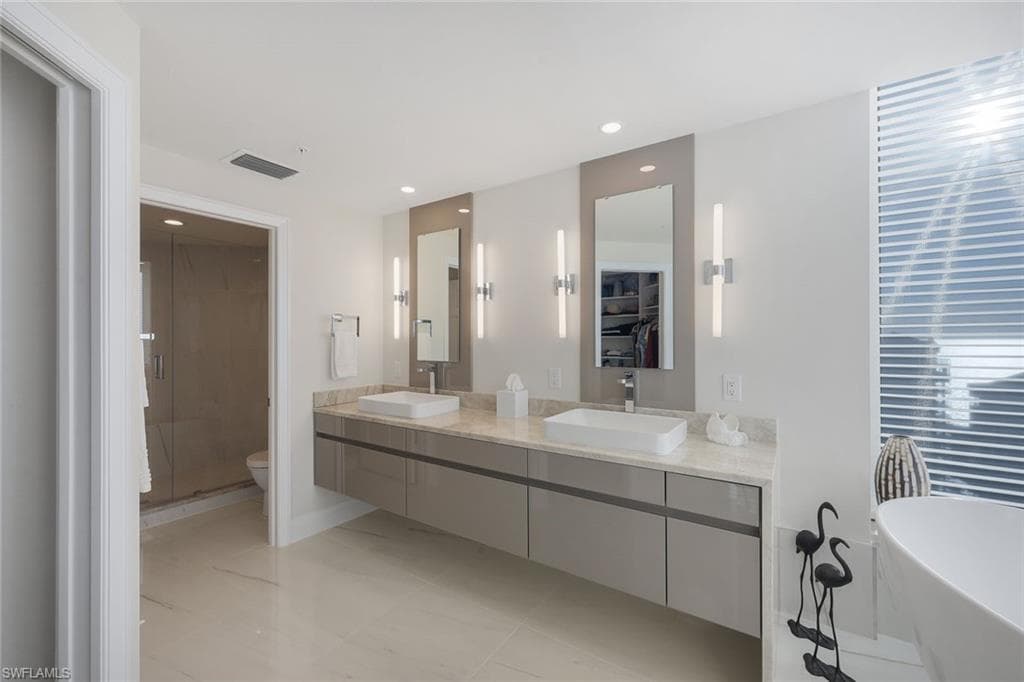 60 Seagate Dr 1702, Naples, FL 34103-20