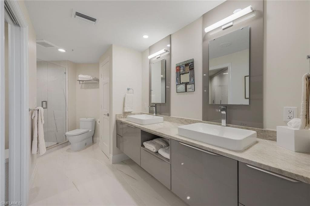 60 Seagate Dr 1702, Naples, FL 34103-27