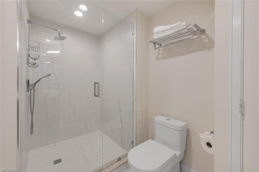 60 Seagate Dr 1702, Naples, FL 34103-28