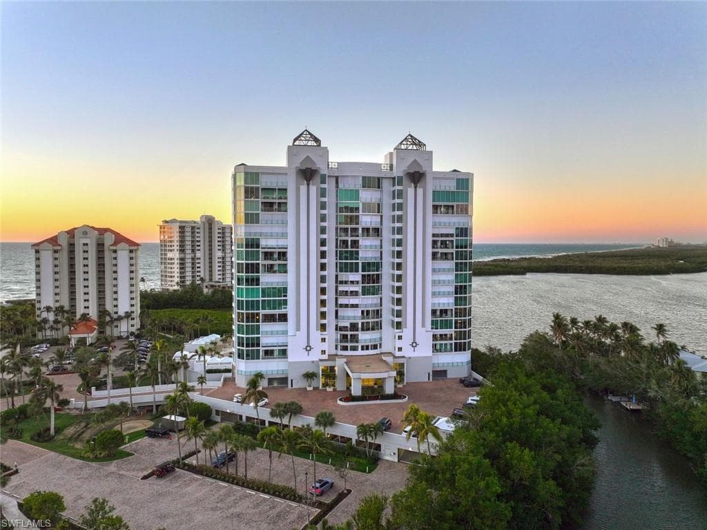 60 Seagate Dr 1702, Naples, FL 34103-36