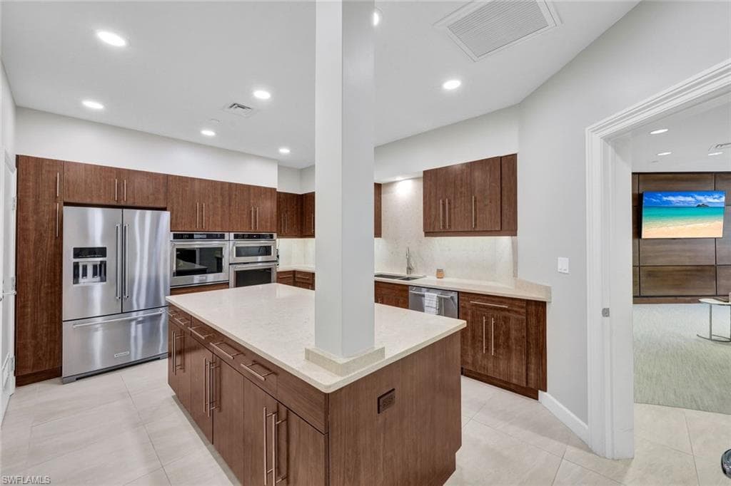 60 Seagate Dr 1702, Naples, FL 34103-37
