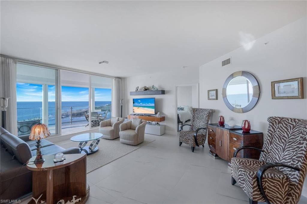 60 Seagate Dr 1702, Naples, FL 34103-3