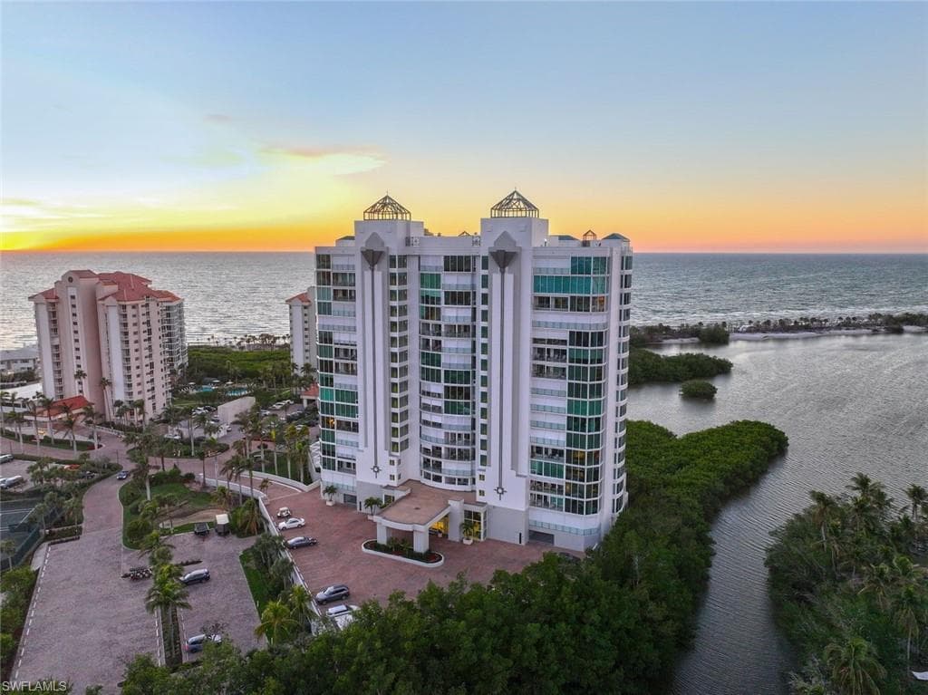 60 Seagate Dr 1702, Naples, FL 34103-7