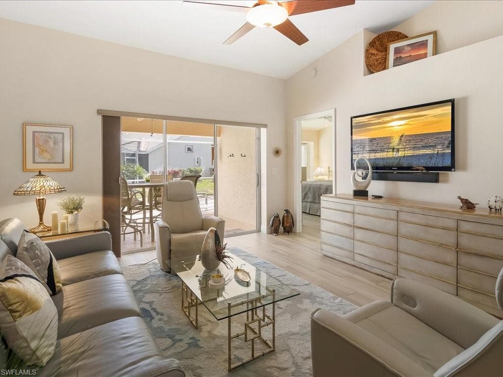 682 Wiggins Bay Dr, Naples, FL 34110-4