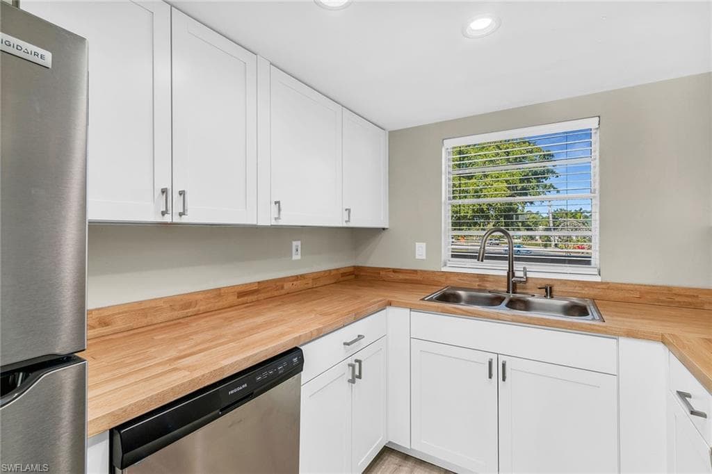 100 Valley Stream Dr 202, Naples, FL 34113-10