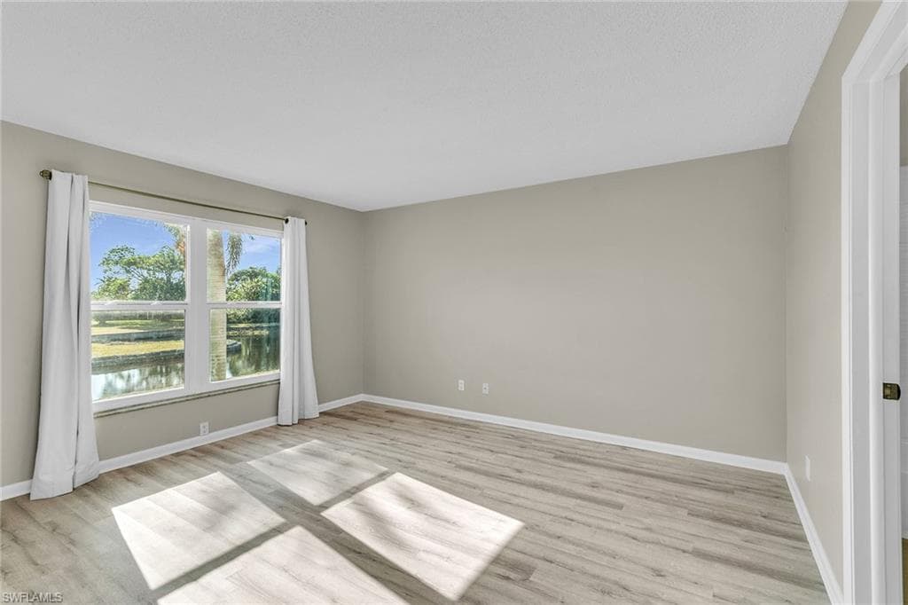 100 Valley Stream Dr 202, Naples, FL 34113-11