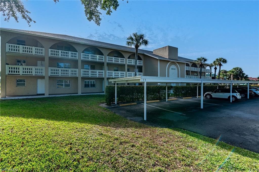 100 Valley Stream Dr 202, Naples, FL 34113-1