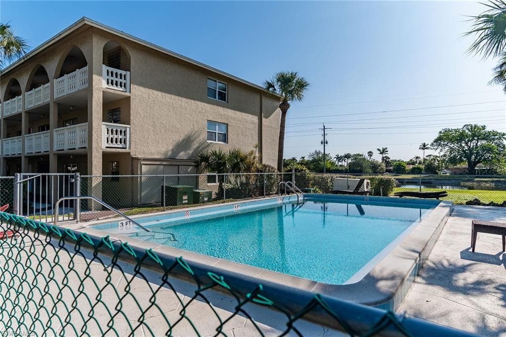 100 Valley Stream Dr 202, Naples, FL 34113-21