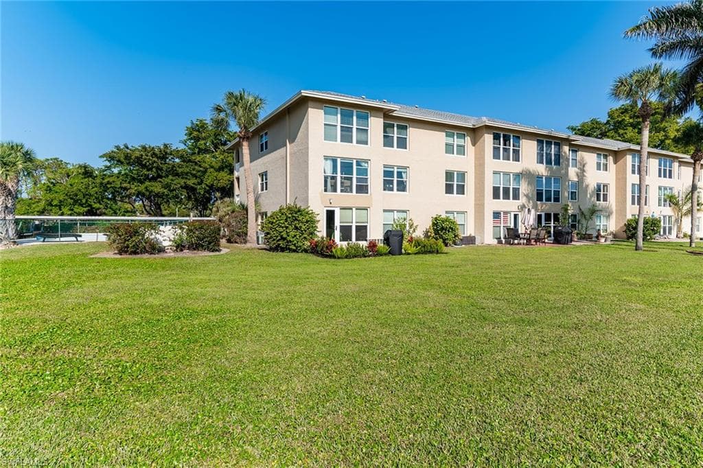 100 Valley Stream Dr 202, Naples, FL 34113-22
