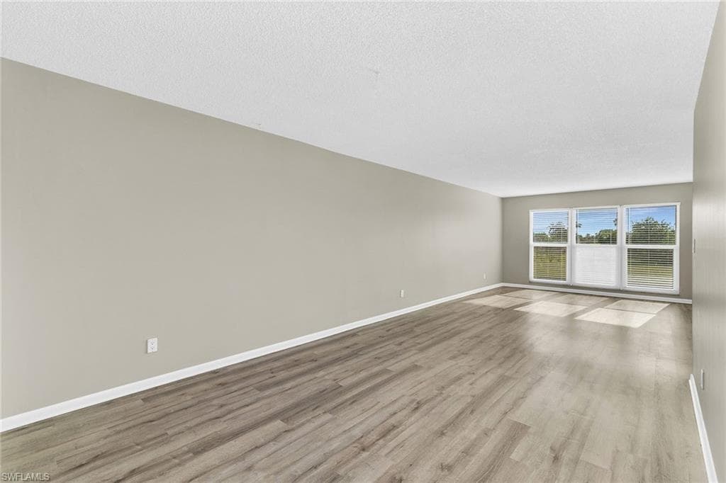 100 Valley Stream Dr 202, Naples, FL 34113-3