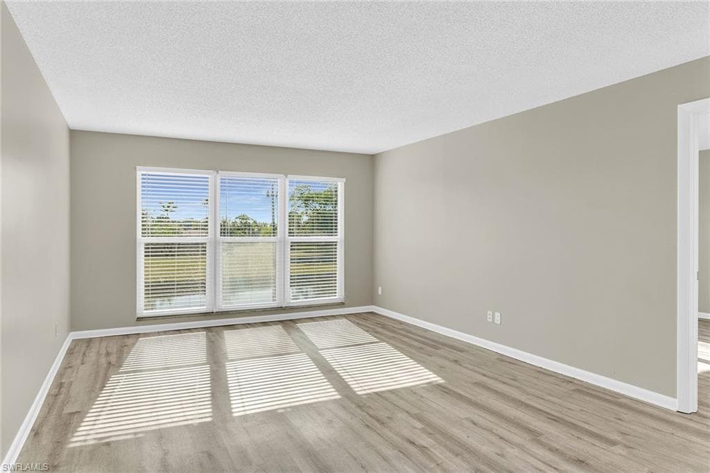 100 Valley Stream Dr 202, Naples, FL 34113-4