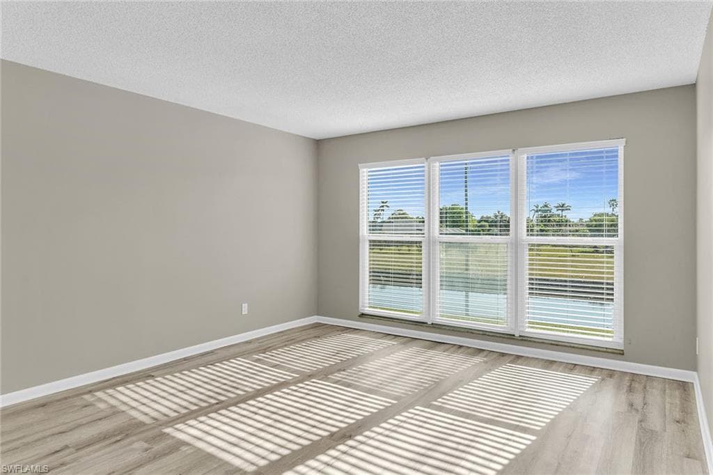 100 Valley Stream Dr 202, Naples, FL 34113-5
