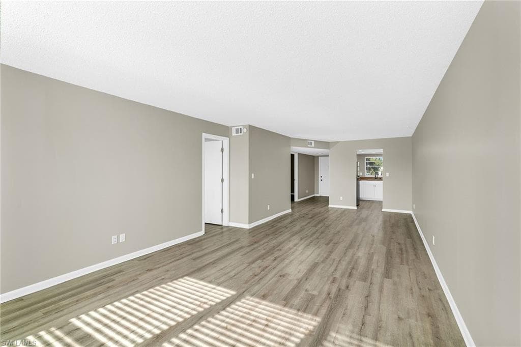 100 Valley Stream Dr 202, Naples, FL 34113-6