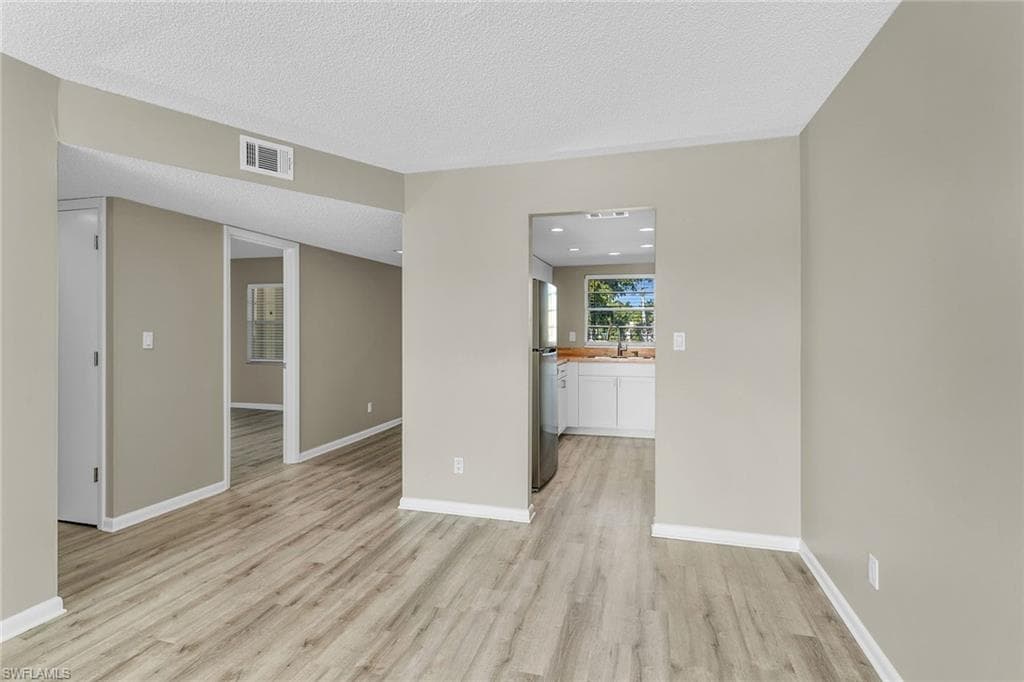 100 Valley Stream Dr 202, Naples, FL 34113-7