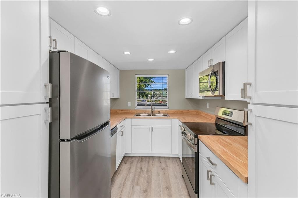 100 Valley Stream Dr 202, Naples, FL 34113-8