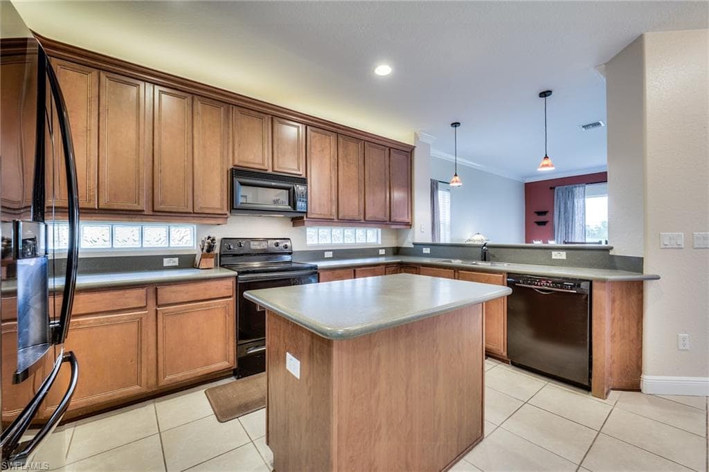 1970 Par Dr, Naples, FL 34120-3