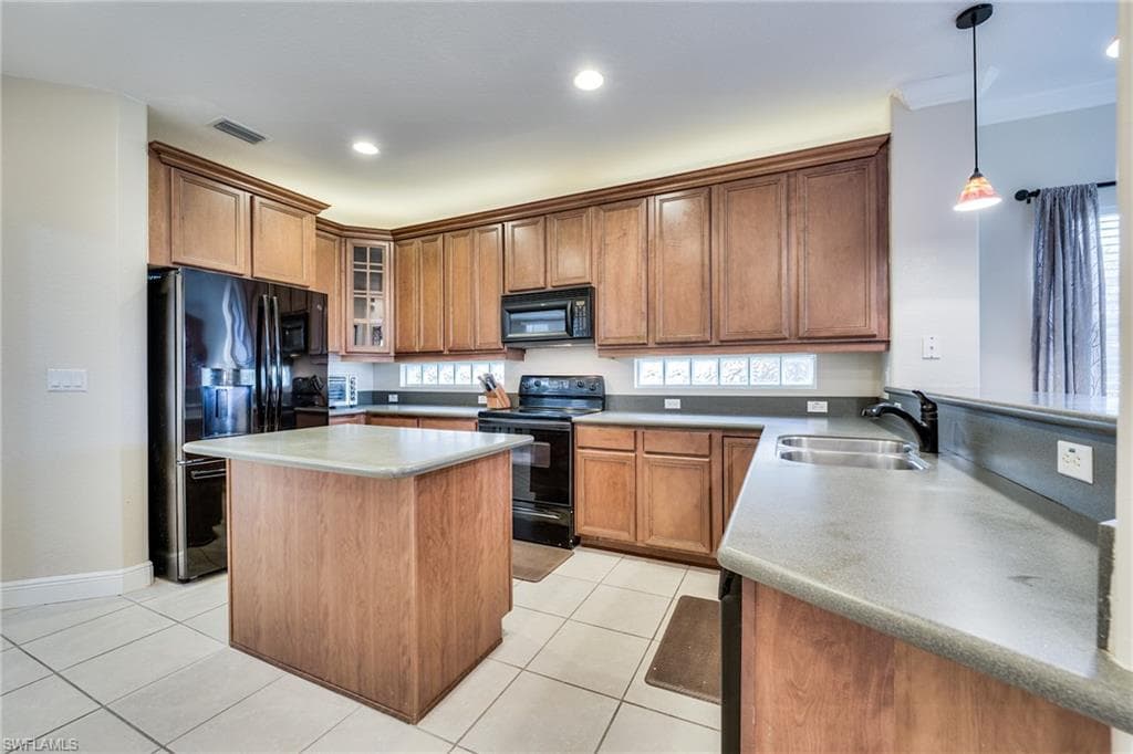 1970 Par Dr, Naples, FL 34120-4