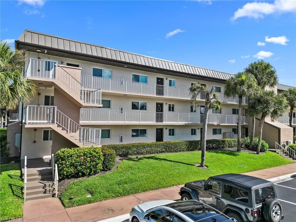 1018 Manatee Rd E302, Naples, FL 34114-20