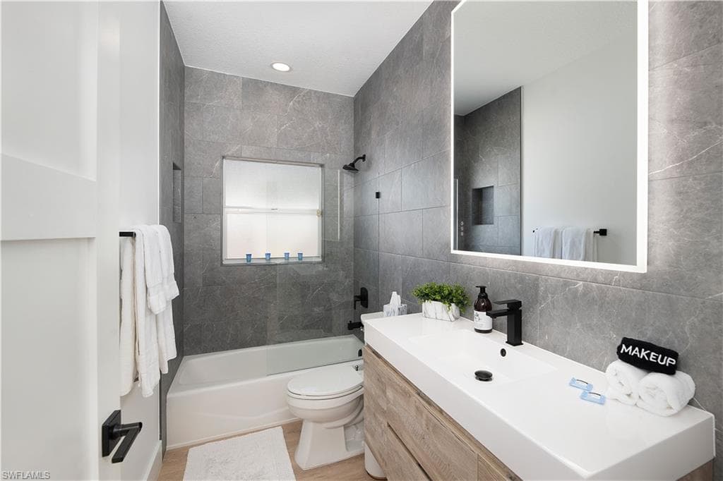 823 96th Ave N, Naples, FL 34108-21