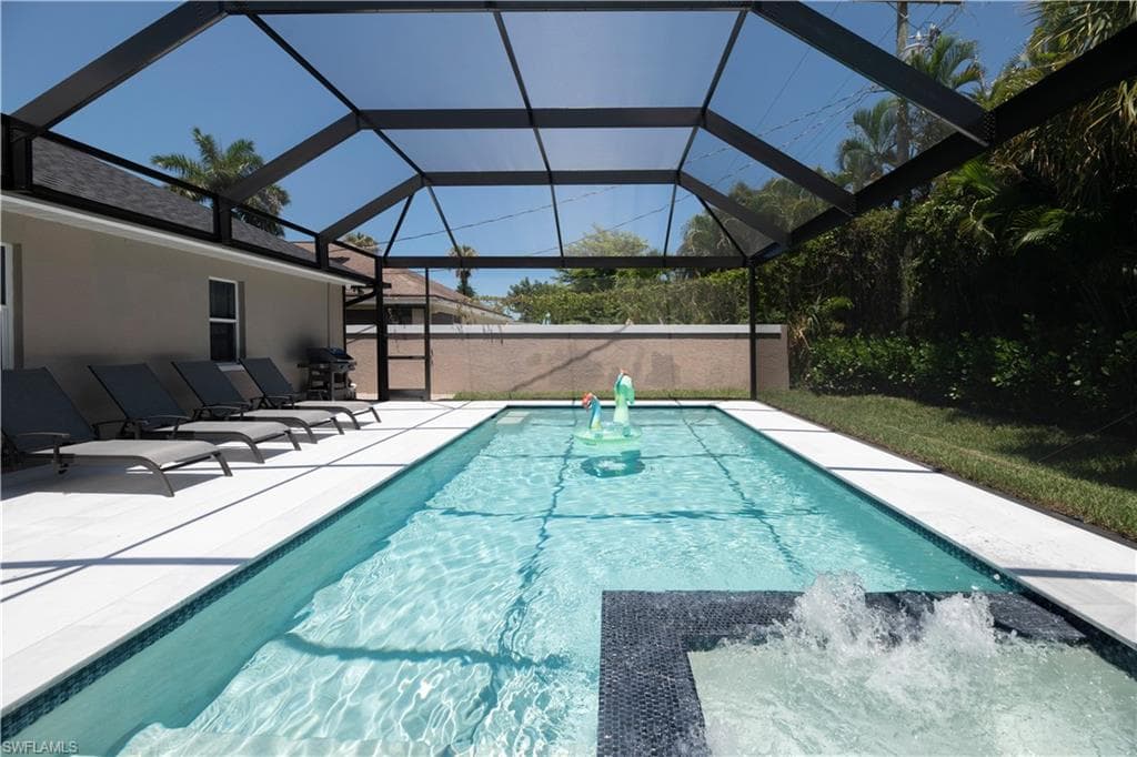 823 96th Ave N, Naples, FL 34108-8