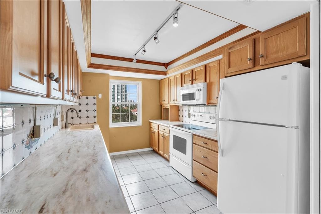 3483 Gulf Shore Blvd N 605, Naples, FL 34103-11