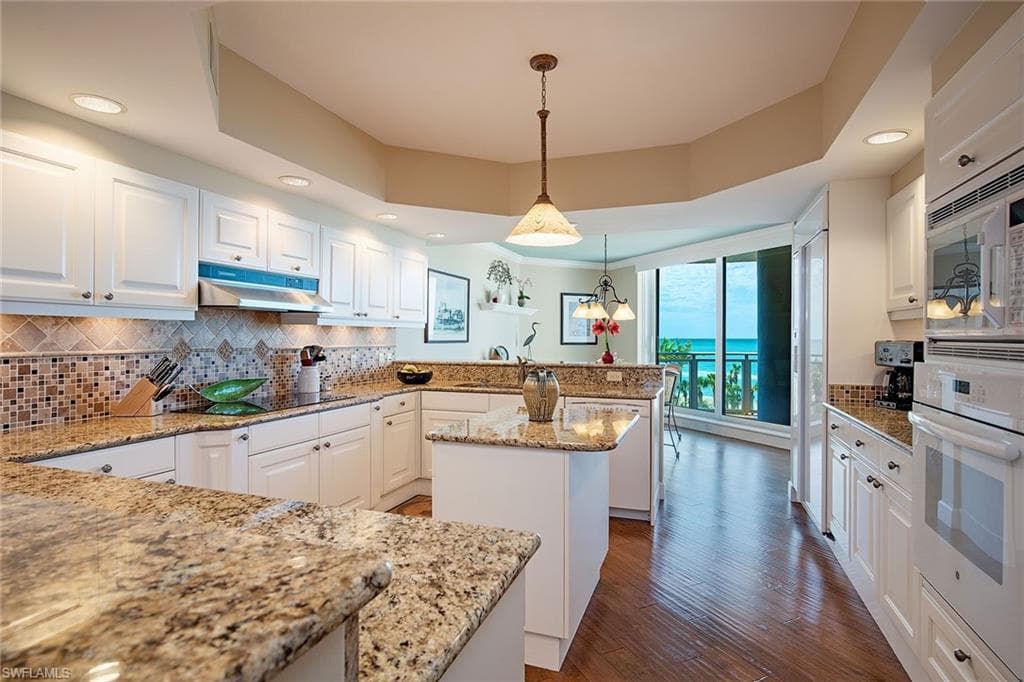 8231 Bay Colony Dr 403, Naples, FL 34108-6