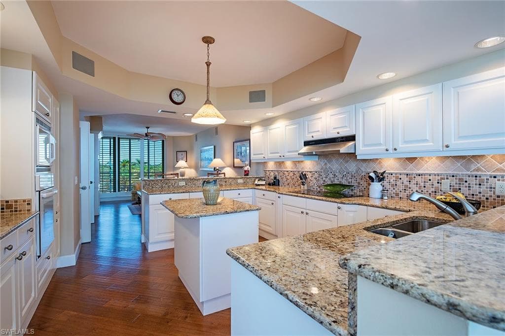 8231 Bay Colony Dr 403, Naples, FL 34108-7