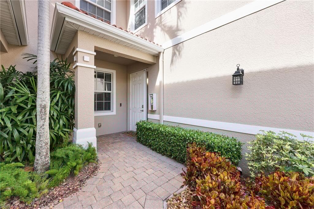 7849 Hawthorne Dr 802, Naples, FL 34113-5