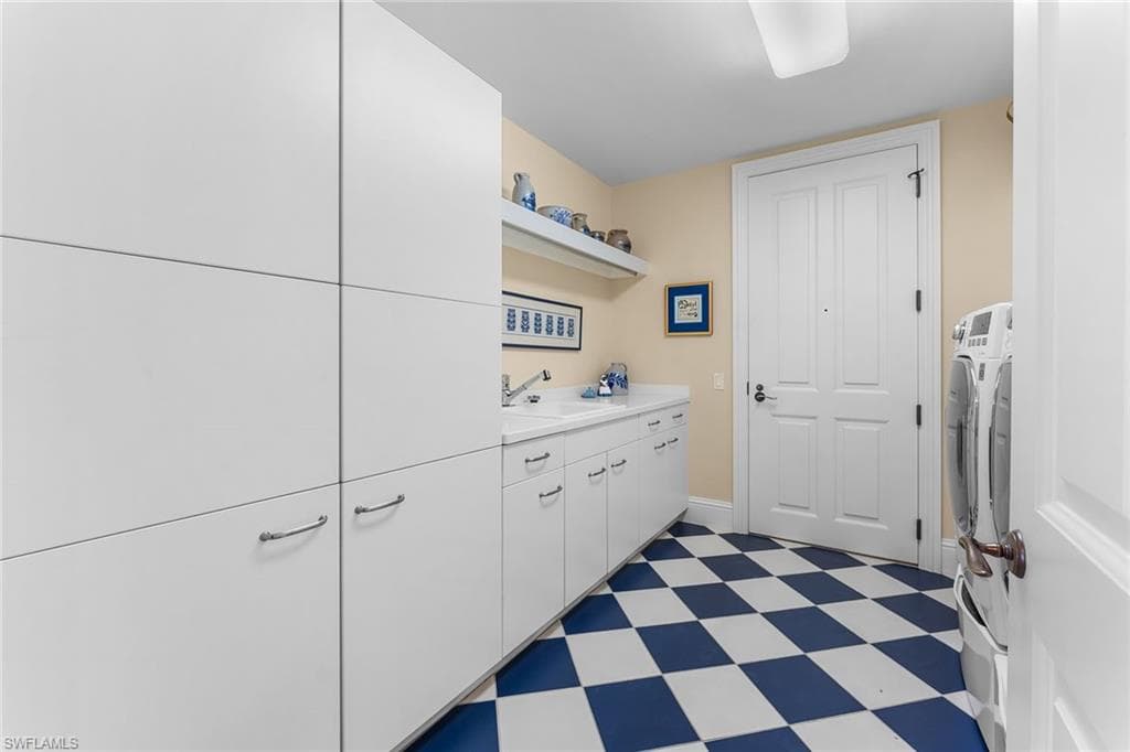 81 Seagate Dr 1103, Naples, FL 34103-32