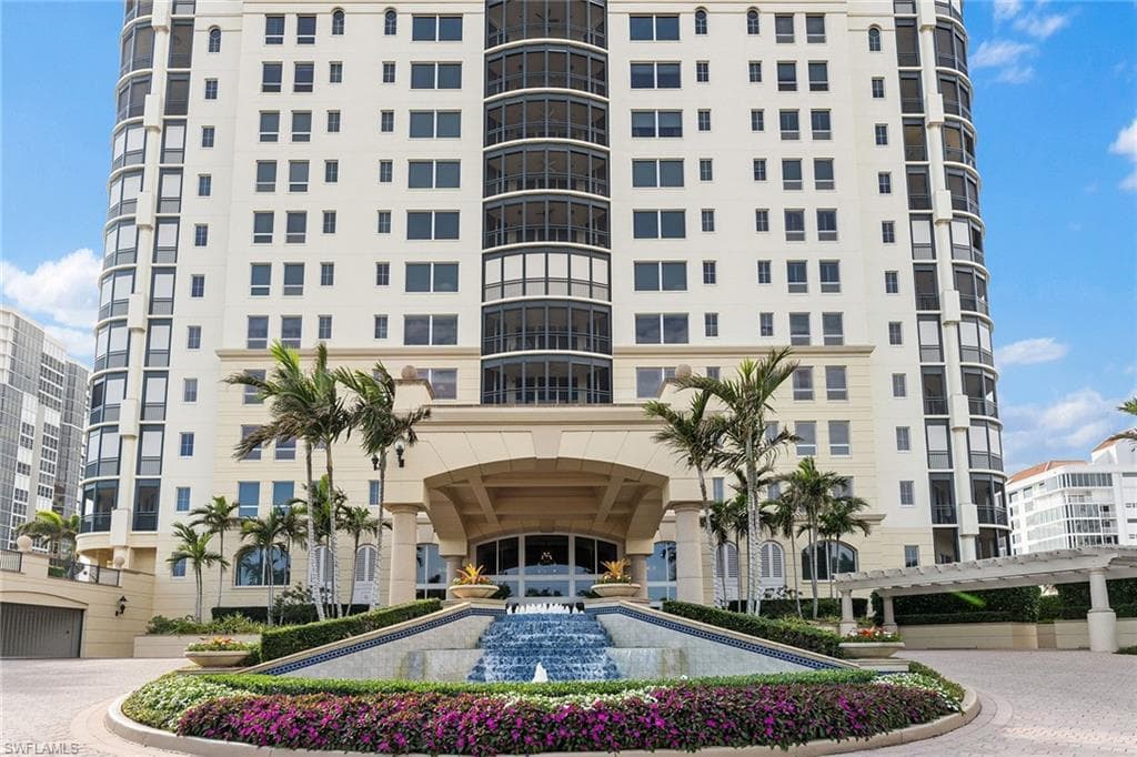 81 Seagate Dr 1103, Naples, FL 34103-3