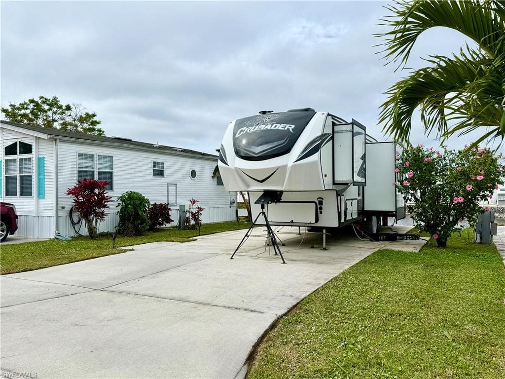 276 Bass Ln, Naples, FL 34114-5