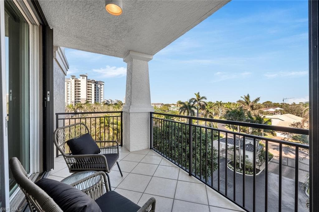 445 Cove Tower Dr 504, Naples, FL 34110-17