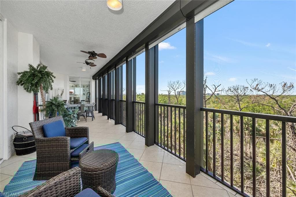 445 Cove Tower Dr 504, Naples, FL 34110-1