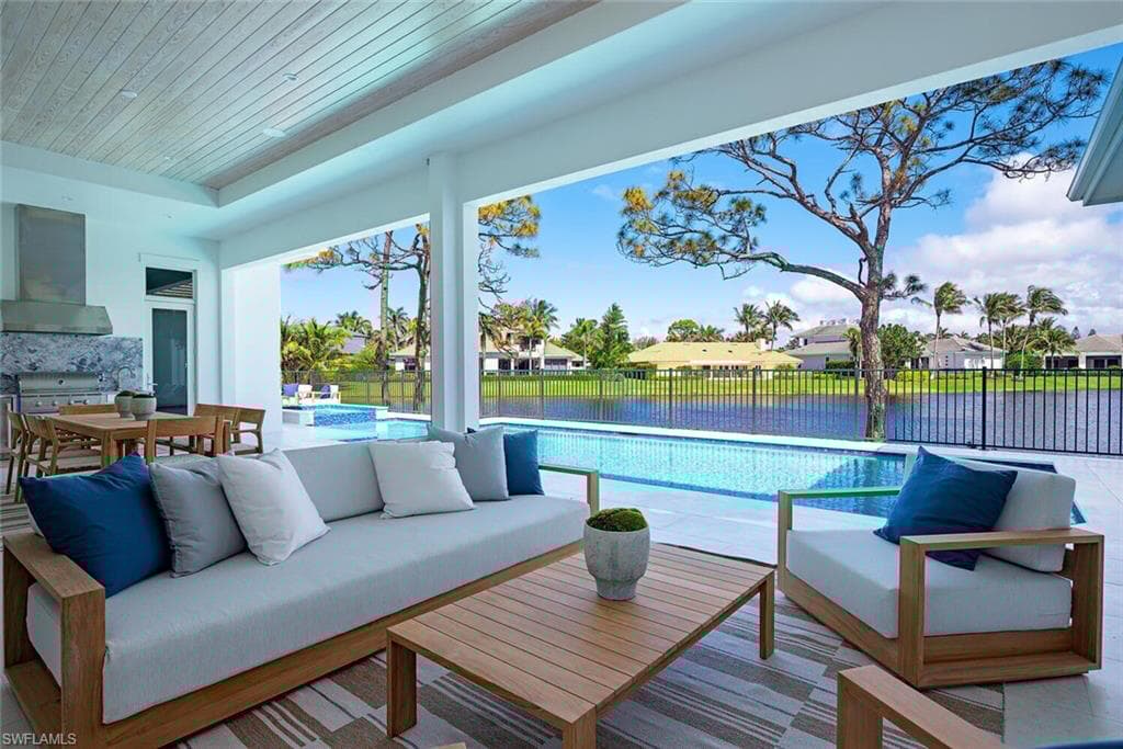 527 Devils Ln, Naples, FL 34103-6