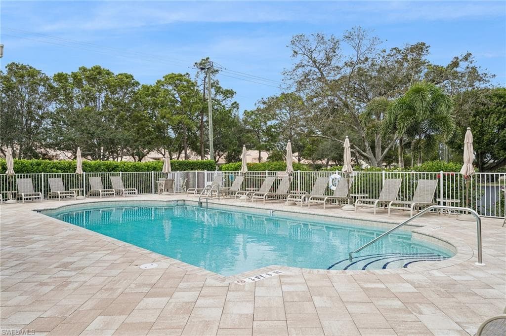 752 Wiggins Lake Dr 102, Naples, FL 34110-26