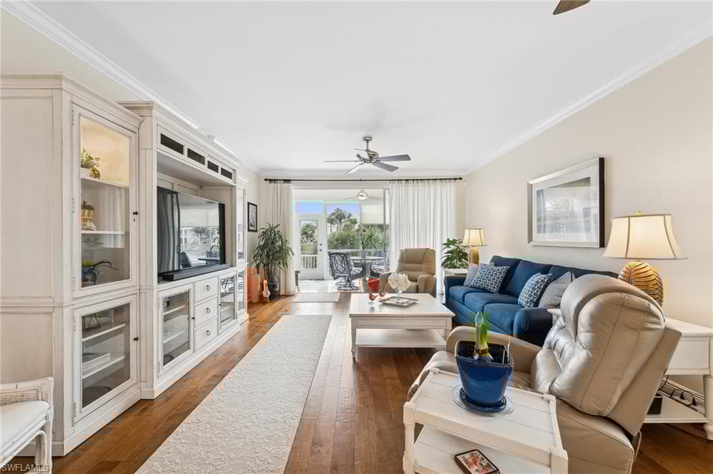 752 Wiggins Lake Dr 102, Naples, FL 34110-3
