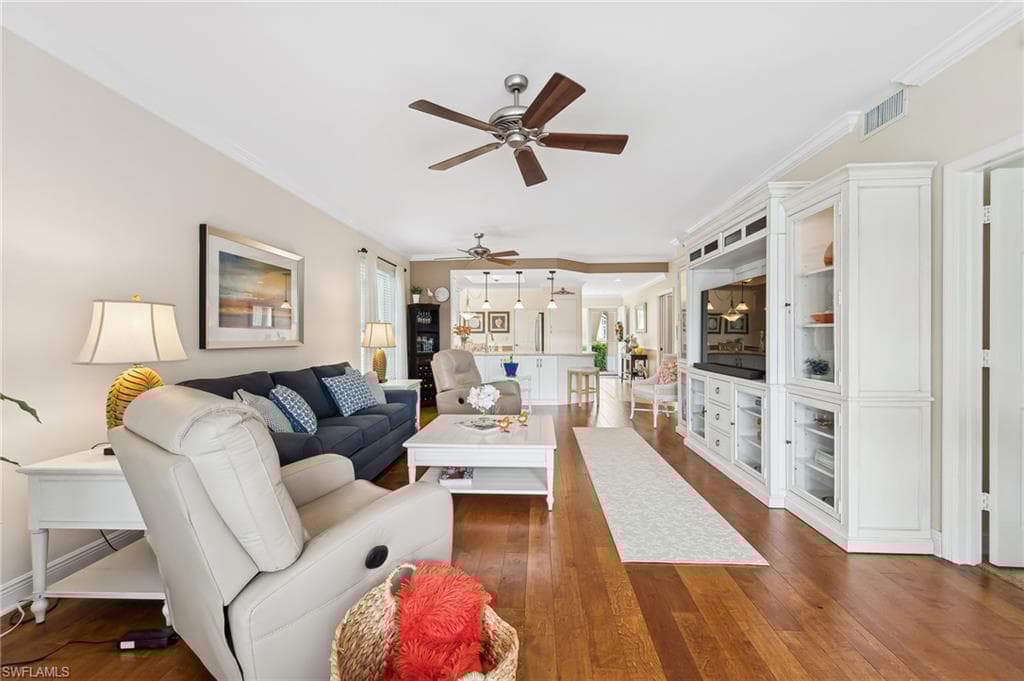752 Wiggins Lake Dr 102, Naples, FL 34110-5