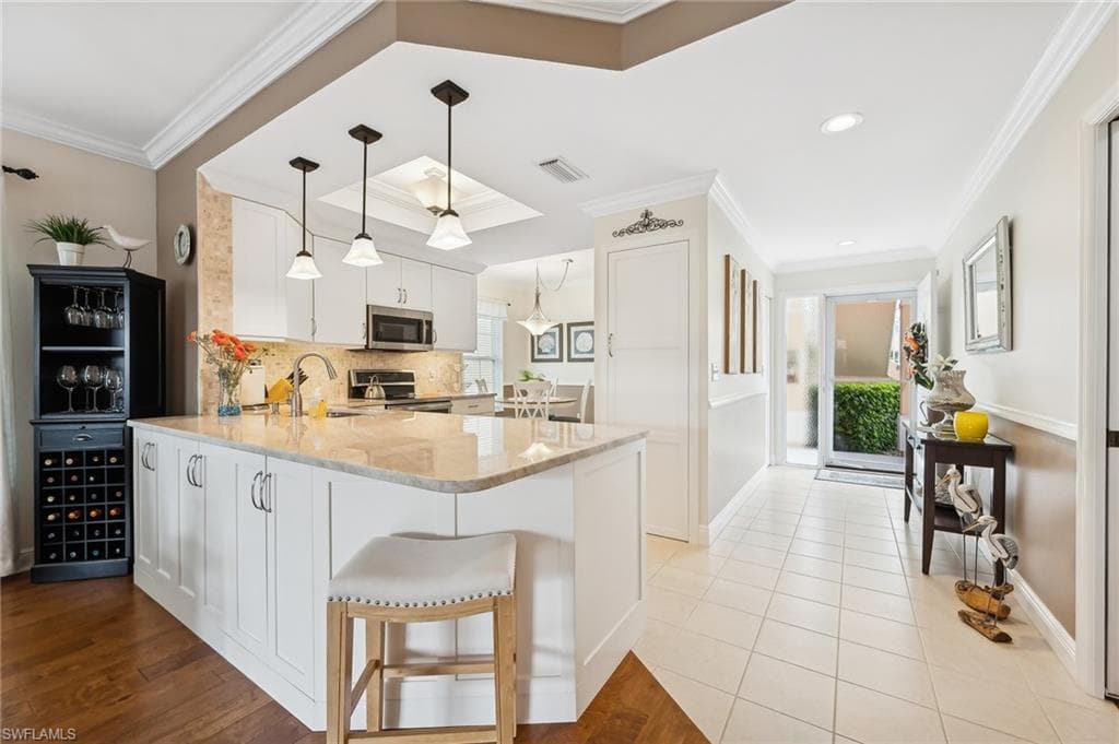 752 Wiggins Lake Dr 102, Naples, FL 34110-7