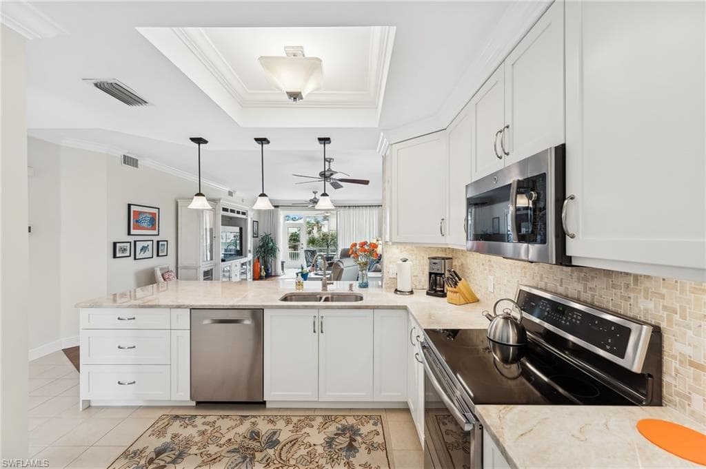 752 Wiggins Lake Dr 102, Naples, FL 34110-8